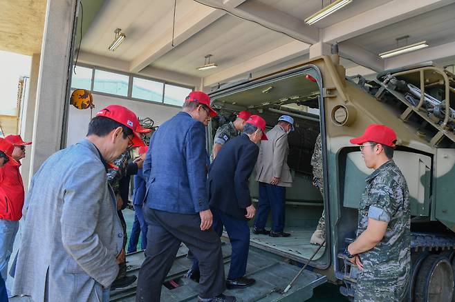 4일 해병대 교육훈련단에서 개최한 원로 해병 초청행사에서 원로 해병들이 한국형 상륙돌격장갑차(KAAV)에 탑승하며 모군의 발전상을 직접 확인하고 있다.