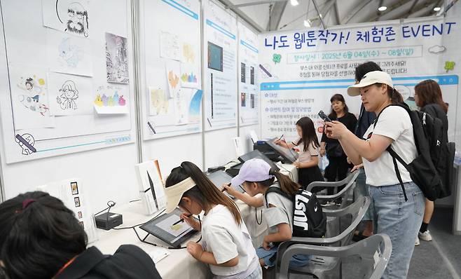 충남 천안 독립기념관에서 나도 웹툰작가 체험존에서 5일 학부모와 어린이들이 작가 체험을 하고 있다.