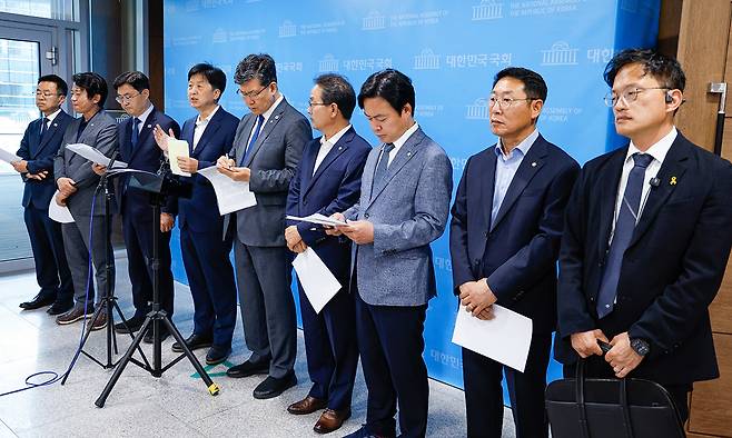 더불어민주당 오기형 대한민국 주식시장 활성화 TF 단장을 비롯한 의원들이 5일 서울 여의도 국회 소통관에서 상법 개정안 재추진 관련 기자회견을 마친 뒤 취재진 질문에 답하고 있다. 뉴스1