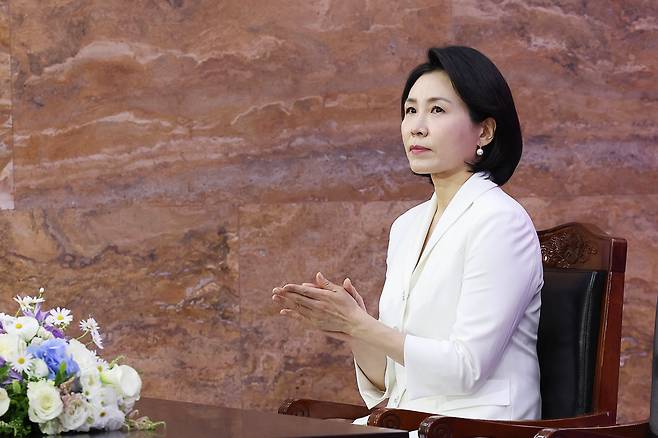 이재명 대통령 부인 김혜경 여사가 4일 오후 서울 여의도 국회 로텐더홀에서 열린 제21대 대통령 취임 선서식에서 박수치고 있다. 뉴시스