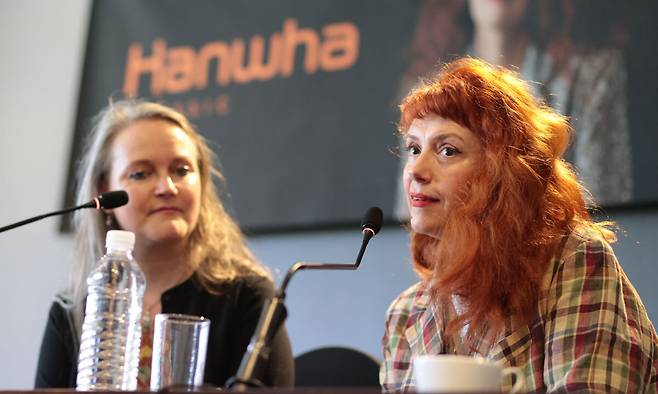 고음악 프로그램 ‘마법사의 불꽃’을 6, 8일 공연하는 프랑스 고음악단체 아마릴리스 앙상블의 엘로이즈 가이야르 예술감독(왼쪽)과 소프라노 파트리샤 프티봉이 4일 서울 더플라자호텔에서 기자들 질문에 답하고 있다.&nbsp;한화클래식 제공