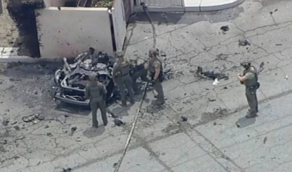 2025년 5월 17일(현지시간) 미국 캘리포니아주 팜스프링스의 난임 클리닉에서 차량 폭발 사건이 발생한 후 경찰이 현장을 조사하고 있다. AP 연합뉴스