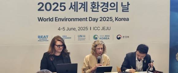 세계환경의 날을 맞아 제주를 방문한 잉거 안데르센 유엔환경계획(UNEP) 사무총장이 5일 오전 제주 국제컨벤션센터에서 기자간담회를 열고 있다. 제주 강동삼 기자