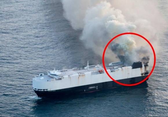 3일(현지시간) 알래스카 아닥에서 남쪽으로 약 480㎞ 떨어진 해역을 지나던 화물선 ‘모닝 미다스’에서 연기가 피어오르고 있다. 미국 해안경비대 제공