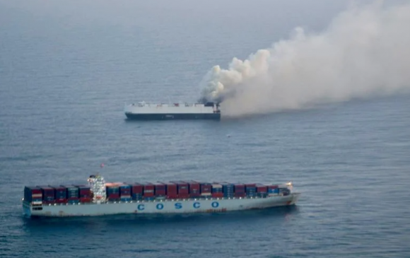 3일(현지시간) 알래스카 아닥에서 남쪽으로 약 480㎞ 떨어진 해역을 지나던 화물선 ‘모닝 미다스’에서 연기가 피어오르고 있다. 미국 해안경비대 제공