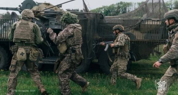 전투 준비를 하는 우크라이나 군인들. 우크라이나군 참모본부 제공