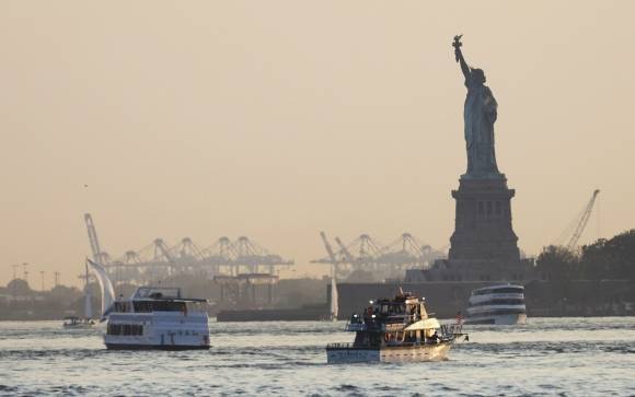 지난 4일 미국 뉴욕 자유의 여신상 주위 하늘이 캐나다 산불 연기로 뿌옇게 물들어 있다. AP 연합뉴스