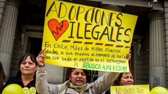 한 칠레 여성이 불법으로 입양된 자신의 아들을 찾아달라며 산티아고 사법부 청사 앞에서 시위를 하고 있다. 출처=린드카