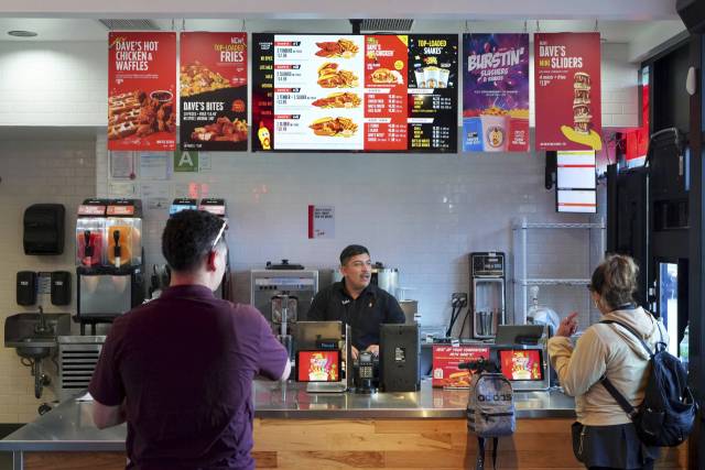 미국 캘리포니아주 로스엔젤레스의 한 음식점에서 고객이 주문을 하고 있다. AP연합뉴스