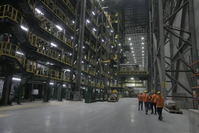 미국 아칸소주 블라이드빌에 위치한 누코어 제철소에서 직원들이 작업하고 있다. 로이터연합뉴스