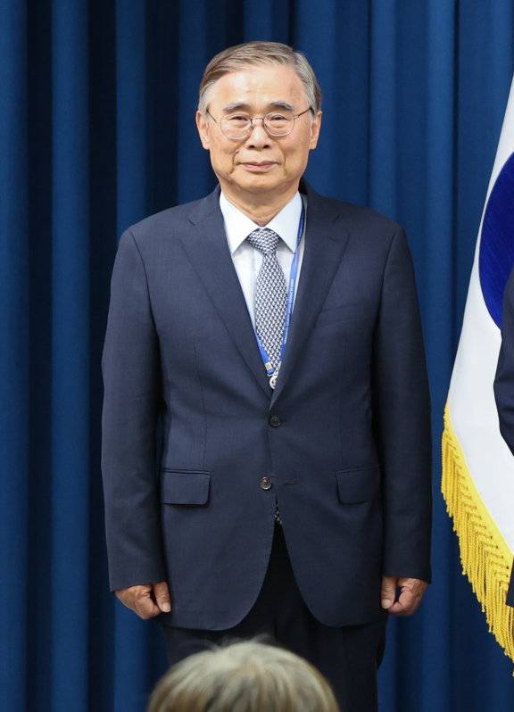 이재명 정부 첫 국가정보원장 후보자로 임명된 이종석 전 통일부 장관이 4일 서울 용산구 대통령실 청사 브리핑룸에서 열린 인선 발표에 참석해 있다. 뉴스1