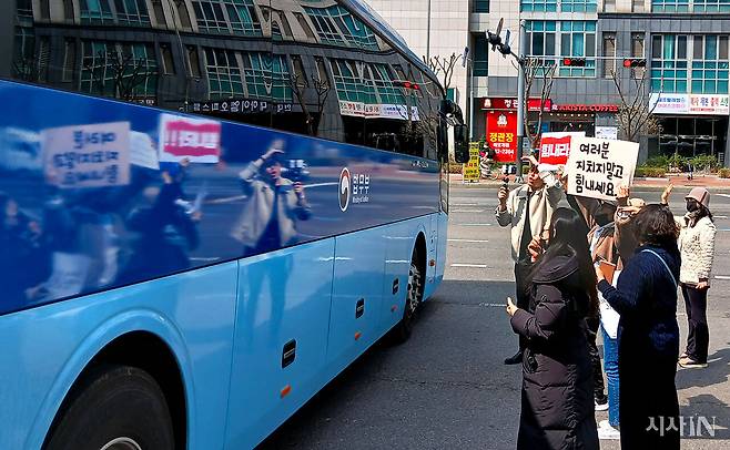 3월24일 서울서부지법 폭동 피고인들을 옹호하는 시위대가 피고인들을 태운 호송버스를 향해 응원 구호를 외치고 있다. ⓒ시사IN 김수혁