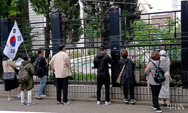 5월19일 공판을 앞두고 피고인들을 태운 호송버스가 서울서부지법에 도착하자 시위대가 법원 울타리 앞에 달라붙어 피고인들을 응원하고 있다. ⓒ시사IN 김수혁