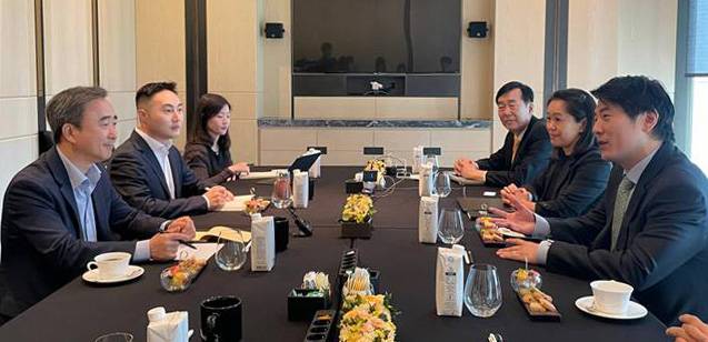 임문영 더불어민주당 선대위 디지털특별위원장이 지난달 26일 서울 광화문 포시즌스 호텔에서 챗 GPT 개발사인 미국 오픈AI의 제이슨 권 최고전략책임자(CSO)와 회동하고 있다. ⓒ더불어민주당 제공