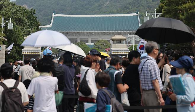 제21대 대통령 선거가 임박했던 6월1일 서울&nbsp;청와대 앞이 관람을 희망하는 시민들로 장사진을 이룬 모습 ⓒ연합뉴스