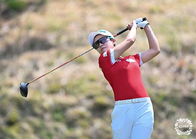 박민지가 6일 개막하는 2025 셀트리온 퀸즈 마스터즈에서 단일 대회 5연패라는 새 역사를 정조준한다. 정상에 서면 KLPGA 투어 통산 최다승(20승) 타이 기록과 어깨를 나란히 하면서 우승상금에 보너스까지 보태 단숨에 4억3200만 원을 손에 넣게 된다. 사진제공 | KLPGA