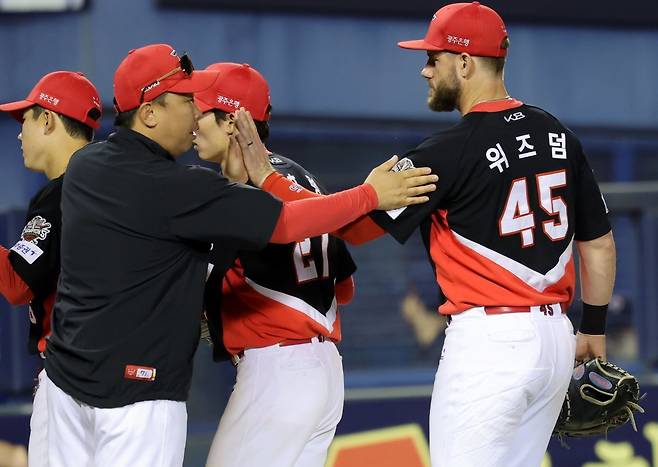 KIA 위즈덤(45번)은 4일 잠실 두산전에서 6번타자 3루수로 선발 출전해 5타수 3안타(1홈런) 3타점 2득점을 기록했다. 결승포와 KBO리그 첫 두자릿수 홈런을 기록했다. 잠실|뉴시스