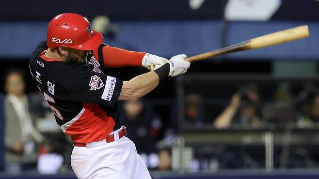 KIA 위즈덤은 4일 잠실 두산전에서 6번타자 3루수로 선발 출전해 5타수 3안타(1홈런) 3타점 2득점을 기록했다. 결승포와 KBO리그 첫 두자릿수 홈런을 기록했다. 잠실|뉴시스