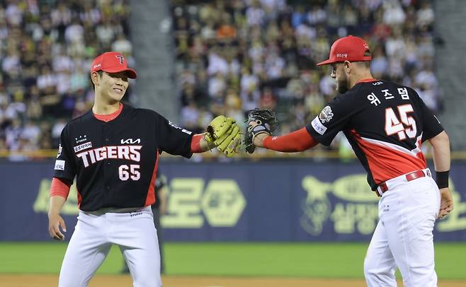 KIA 투수 성영탁(왼쪽)은 4일 잠실 두산전에서 구원 등판해 1이닝 무안타 무4사구 무실점으로 생애 첫 홀드를 따냈다. 잠실｜뉴시스