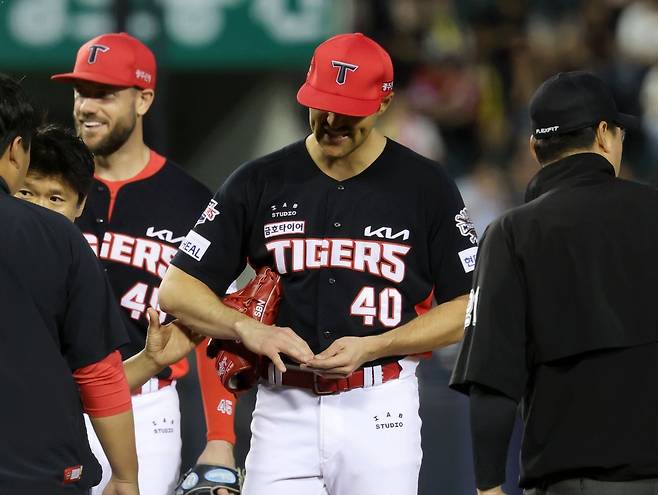 KIA 네일은 4일 잠실 두산전에서 강습 타구에 오른손을 맞아 다쳤지만, 큰 이상 없이 다음 등판을 준비한다.|뉴시스