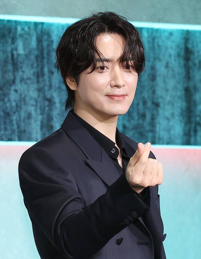 하트 만드는 이준혁. 연합뉴스