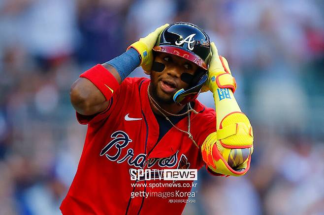 ▲ 애틀랜타의 천재 타자 로날드 아쿠냐 주니어가 1년 만에 치른 메이저리그 복귀전에서 1회 초구 홈런을 터트렸다. 그리고 NBA 스타 자 모란트의 세리머니를 따라했다.