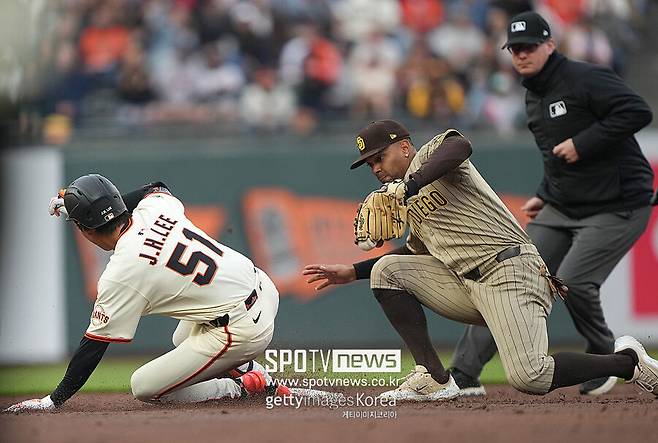 ▲ 5일(한국시간) 샌디에이고 파드리스와 경기 첫 타석에서 안타를 치고 2루까지 달리는 이정후.