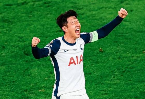 손흥민이 지난 5월 22일(한국시간) 스페인 빌바오의 산 마메스 경기장에서 열린 열린 토트넘 대 맨유의 '2024~2025시즌 유럽축구연맹(UEFA) 유로파리그(UEL)' 결승전에서 우승 후 환하게 웃고 있다. /사진=토트넘 공식 SNS 갈무리