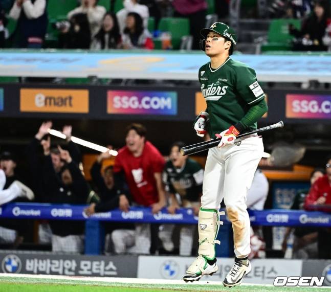 한유섬이 5월 24일 경기에서 타구를 지켜보고 있다.