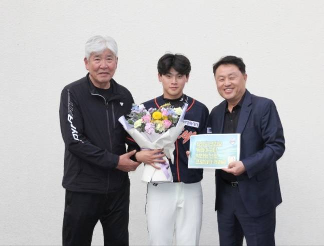 박찬형(가운데)이 화성코리요 정진구 대표(오른쪽)와 신경식 감독(왼쪽)의 축하를 받고 있다. /사진=화성시 코리오 독립야구단 제공