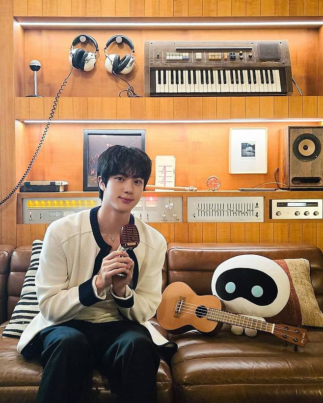 '글로벌 슈퍼스타' 방탄소년단 진, M+PLAYLIST 투표 1위