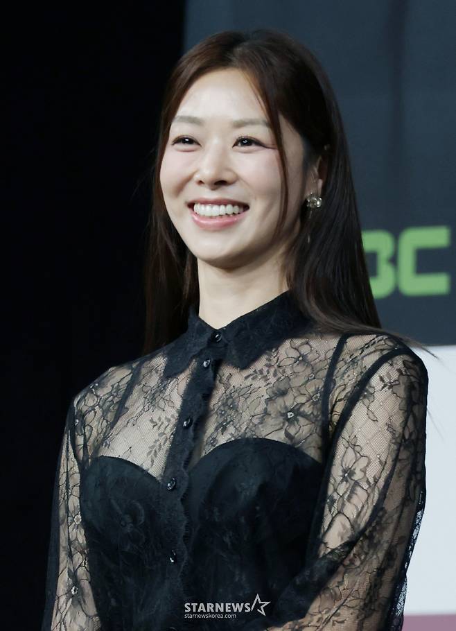 배우 장신영이 5일 오전 서울 마포구 상암동 MBC 사옥에서 진행된 일일드라마 '태양을 삼킨 여자' 제작발표회에 참석해 포즈를 취하고 있다.   피해자가 가해자로 둔갑한 세상, 하나뿐인 딸의 이름으로 재벌가에 맞선 한 여자의 처절한 복수극을 그린 드라마 '태양을 삼킨 여자'는 오는 9일 첫 방송된다. /2025.06.05 /사진=이동훈 photoguy@
