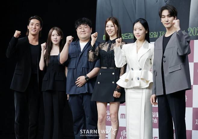 배우 서하준, 이루다, 김진형 PD, 배우 장신영, 윤아정, 오창석이 5일 오전 서울 마포구 상암동 MBC 사옥에서 진행된 일일드라마 '태양을 삼킨 여자' 제작발표회에 참석해 포즈를 취하고 있다. 피해자가 가해자로 둔갑한 세상, 하나뿐인 딸의 이름으로 재벌가에 맞선 한 여자의 처절한 복수극을 그린 드라마 '태양을 삼킨 여자'는 오는 9일 첫 방송된다. /2025.06.05 /사진=이동훈 photoguy@