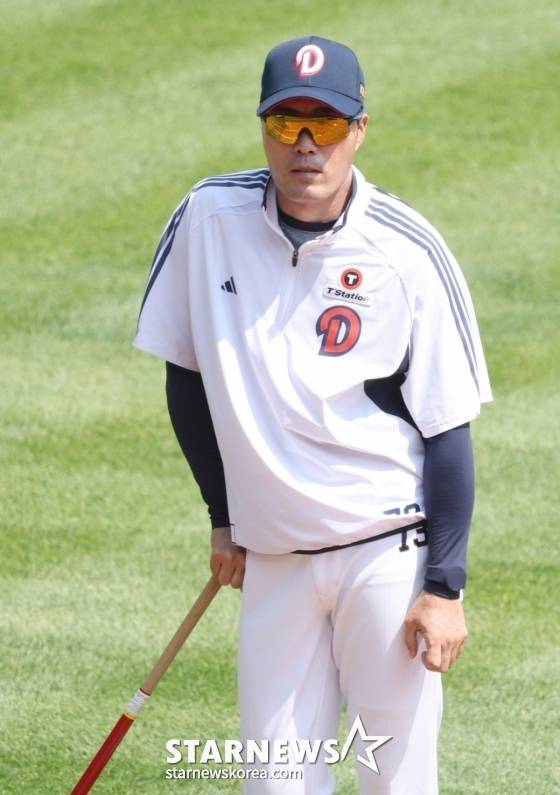 2025 신한 SOL Bank KBO리그 두산 베어스 대 KIA 타이거즈 경기가 3일 서울 잠실야구장에서 열렸다. 두산 조성환 감독 대행이 선수들의 훈련을 지켜보고 있다. /사진=김진경 대기자