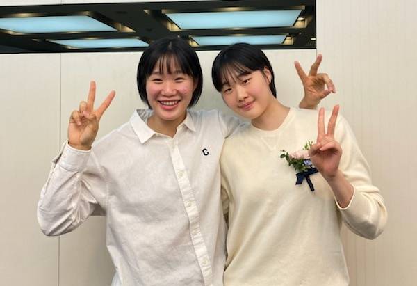 KB스타즈 송윤하(왼쪽)와 수피아여고 이가현이 지난해 열린 '2024 퓨처스 스타대상' 시상식 후 함께 기념촬영을 하고 있다. /사진=KB스타즈 제공