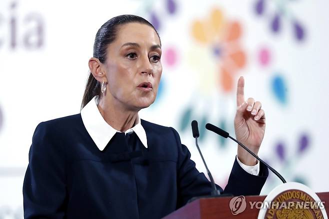 4일(현지시간) 정례 기자회견하는 클라우디아 셰인바움 멕시코 대통령 [멕시코시티 EPA=연합뉴스. 재판매 및 DB 금지]