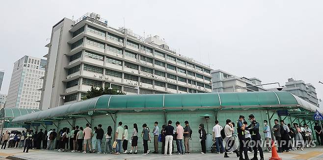 주한미국대사관의 비자 신청 행렬 [연합뉴스 자료사진]