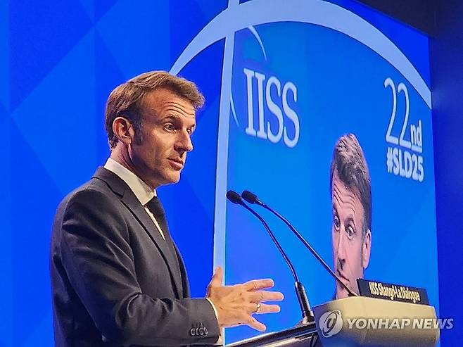 아시아안보회의 연설하는 마크롱 대통령 (싱가포르=연합뉴스) 송상호 특파원 = 에마뉘엘 마크롱 프랑스 대통령이 30일 싱가포르 샹그릴라호텔에서 열린 아시아안보회의에서 연설을 하고 있다. 2025.5.31 sshluck@yna.co.kr