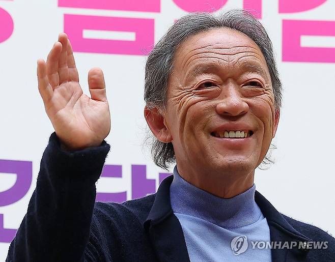 동양인 최초 라 스칼라 음악감독 선임된 정명훈 (부산=연합뉴스) 손형주 기자 = 정명훈 예술감독이 19일 오후 부산 부산진구 부산콘서트홀에서 열린 라 스칼라 극장 음악감독 선임 관련 기자간담회에서 손을 흔들고 있다. 1778년 개관한 이탈리아 라 스칼라 극장은 전 세계 성악가에게 꿈의 무대로 꼽힌다. 아시아인이 라 스칼라 극장의 음악감독직을 맡는 것은 247년 극장 역사상 정명훈이 최초다. 2025.5.19 handbrother@yna.co.kr