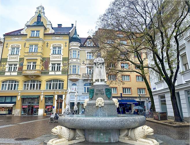 13세기 케른텐주 공작을 지낸 베른하르트 폰 슈판하임의 동상과 분수 [사진/권혁창 기자]