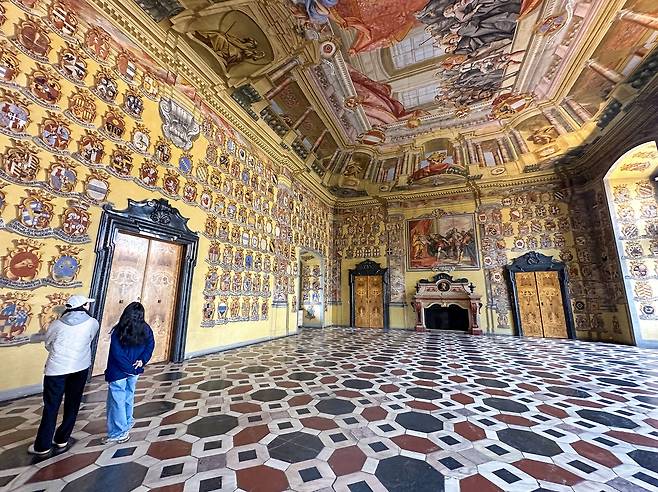 클라겐푸르트 란트하우스 안에 있는 '바펜잘 임 란트하우스'(Wappensaal im Landhaus). 문장(紋章) 656개가 벽을 가득히 채우고 있다. [사진/권혁창 기자]