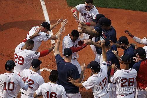 끝내기 홈런을 날린 라파엘라를 축하하는 보스턴 선수들 [EPA=연합뉴스]