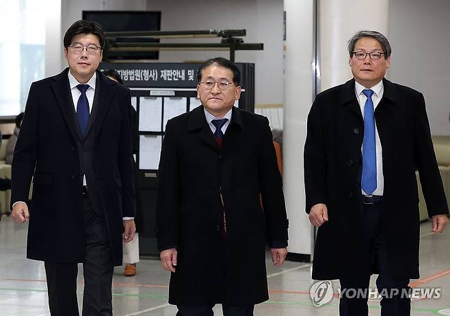 법정 나서는 이규원(왼쪽부터)-차규근-이광철 [연합뉴스 자료사진]