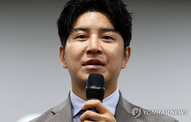 발언하는 박주호 해설위원 (서울=연합뉴스) 윤동진 기자 = 박주호 해설위원이 5일 서울 월드컵경기장에서 열린 월드컵 2026 공식 기념주화 출시 행사에서 발언하고 있다. 2025.6.5 mon@yna.co.kr