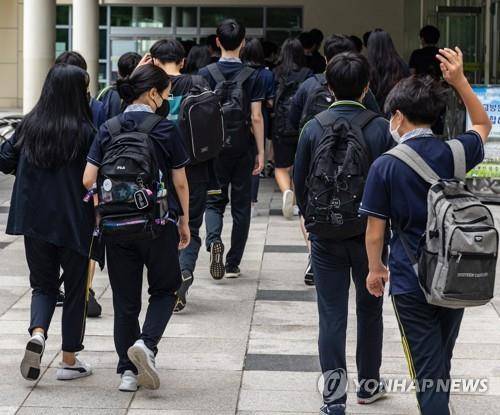 등교하는 학생들 [연합뉴스 자료사진. 재판매 및 DB 금지]