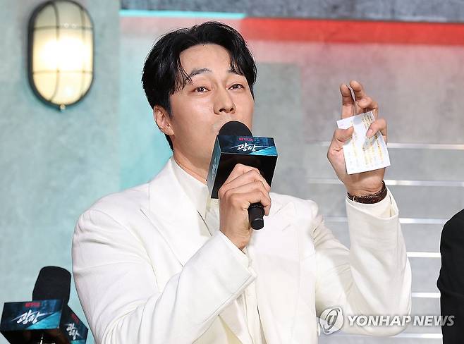 하고 싶은 말 메모해 온 소지섭 (서울=연합뉴스) 이재희 기자 = 배우 소지섭이 5일 서울 중구 앰배서더서울풀만호텔에서 열린 넷플릭스 시리즈 '광장' 제작발표회에서 질문에 답하고 있다. 2025.6.5 scape@yna.co.kr