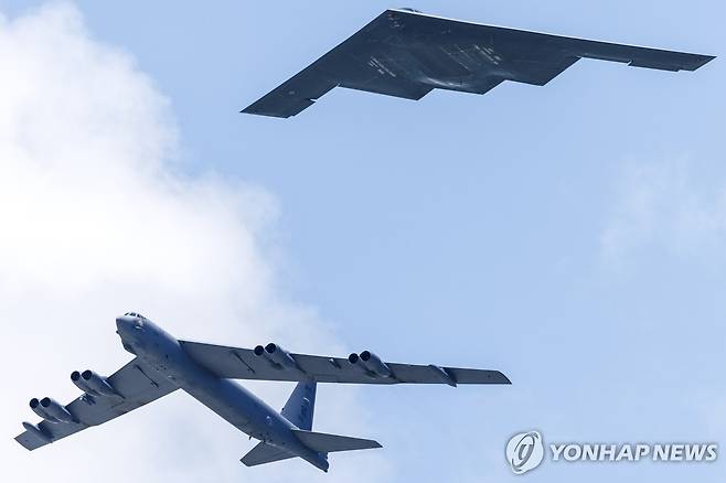 좌측 B-52 전략폭격기와 B-2 스텔스 폭격기 [EPA=연합뉴스 자료사진. 재판매 및 DB 금지]