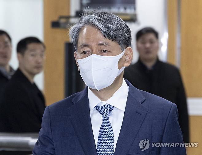 내란 임무 종사 1심 속행 공판 향하는 조지호 경찰청장 (서울=연합뉴스) 황광모 기자 = 12·3 비상계엄 사태와 관련해 내란 중요 임무 종사 혐의로 재판에 넘겨진 조지호 경찰청장이 16일 서울 서초구 서울중앙지법에서 열린 1심 속행 공판에 출석하고 있다. 2025.4.16 hkmpooh@yna.co.kr