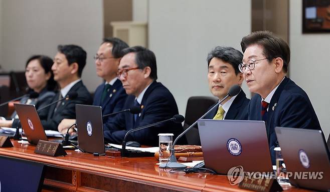 이재명 대통령, 국무회의 발언 (서울=연합뉴스) 홍해인 기자 = 이재명 대통령이 5일 서울 용산 대통령실 청사에서 열린 국무회의에서 발언하고 있다. 2025.6.5 [대통령실통신사진기자단] hihong@yna.co.kr