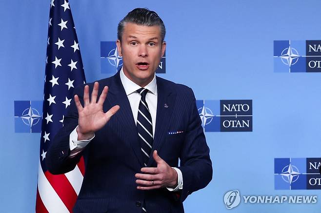 미 국방 "5％ 공약해야"  (브뤼셀 로이터=연합뉴스) 피트 헤그세스 미 국방장관이 5일(현지시간) 벨기에 브뤼셀 북대서양조약기구(NATO·나토) 국방장관회의에서 발언하고 있다. 2025.6.5 photo@yna.co.kr [재판매 및 DB 금지]